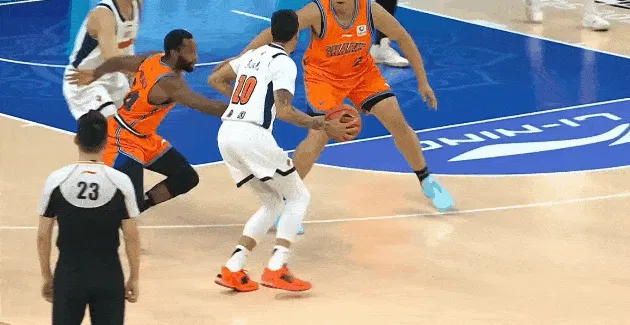 et365(中国)官方网站、APP下载、bet365 Sports-王少杰篮下接球被王哲林打到面部,鼻子流血被换下场